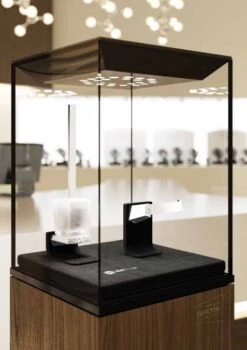 S8 Swarovski - WC Brush Set - Chrome - Origins Living -ABACUS || Villeroy & Boch || Burlington Sales Store S8 swarovski lifestyle3 1